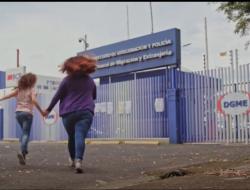 Woman and her daugther arrive at the Migration offices in Costa Rica