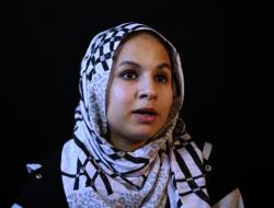Joven con hiyab habla a la cámara