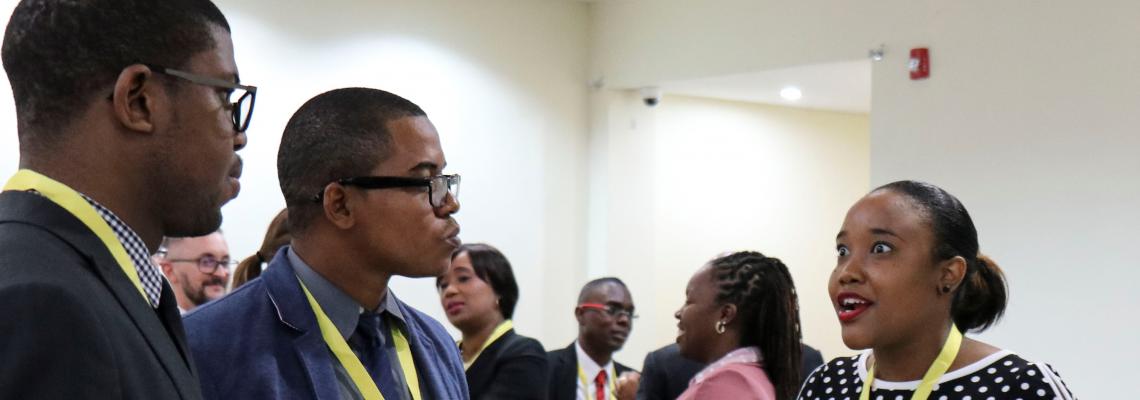 Personas discuten el futuro de Guyana en un ambiente formal (fotos ilustrativas).