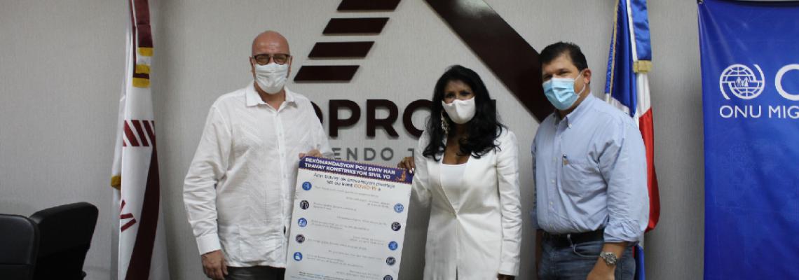 Staff de la OIM en República Dominicana entrega afiches de prevención a personal del sector de la construcción