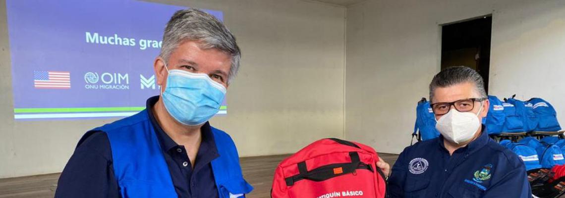 Representante de la OIM entrega kit de emergencias a representante de la comunidad de Frailes