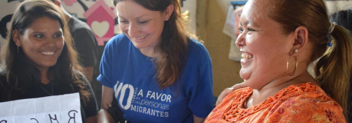 Docentes comparten con personal de la OIM recursos educativos para hablar de migración en sus comunidades (fotografía de archivo).