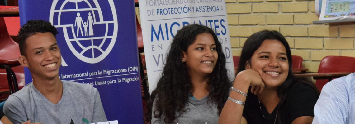 San Pedro Sula- El Organismo de las Naciones Unidas para la Migración (OIM) presentó la Maleta Pedagógica a docentes del departamento de Cortés y personal de la organización Jóvenes Contra la Violencia de Honduras. Se trata de una caja de herramientas con actividades lúdicas e interactivas en las que se informa y sensibiliza sobre los riesgos de la migración irregular. Dirigida al profesorado y personal facilitador de organizaciones no lucrativas que quieren desarrollar actividades y campañas informativas sobre la migración, la Maleta Pedagógica incluye videos, cómics, materiales informativos y guías con actividades y dinámicas que promueven la incorporación de la temática migratoria en sus planes académicos y de trabajo. Durante una jornada de inducción, se presentaron a las y los participantes los materiales que incluye esta maleta, y se les brindó orientación sobre las opciones de emprender un viaje de manera ordenada y regular. En total, más de 30 personas (docentes, representantes departamentales de