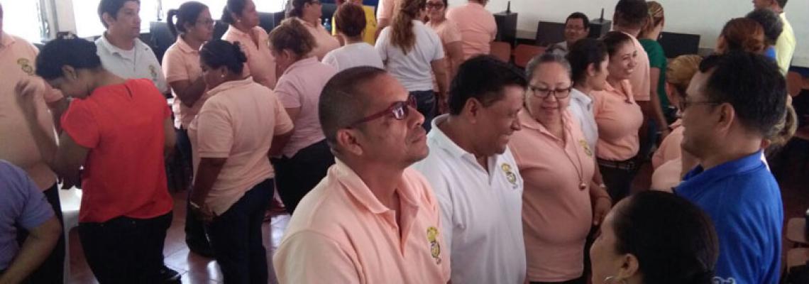 La primera de las sesiones del ciclo de conferencias especializado sobre pedagogía sistémica para la comprensión de la violencia, que lleva por nombre “¿Por qué le pasa lo que le pasa?”, se realizó con 28 docentes y 5 directores de primaria del Instituto Azarías H. Pallais de Corinto.