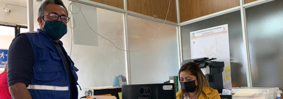 Personal de la OIM visita ventanilla informativa en México