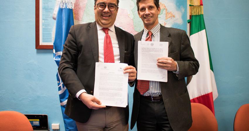 El Representante de la Organización Internacional para las Migraciones en México, Christopher Gascon y el Procurador Federal de Protección de Niñas, Niños y Adolescentes, Luis Enrique Guerra García durante la firma del acuerdo cooperación en materia de niñez migrante. Foto: OIM México.