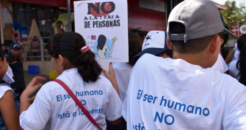 Activists raise awareness of human trafficking at the Panama-Costa Rica border. Photo: Jorge Gallo / IOM 2016