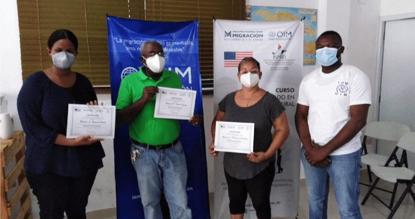 Participantes reciben su certificado