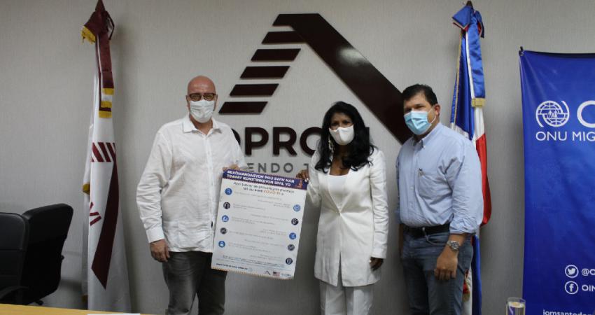 Staff de la OIM en República Dominicana entrega afiches de prevención a personal del sector de la construcción