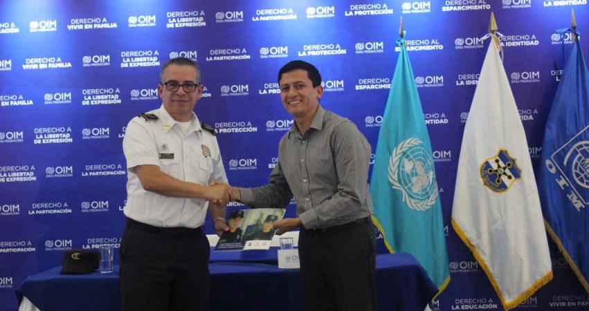 El Salvador. El pasado jueves 23 de agosto del 2018 la Organización Internacional para las Migraciones (OIM), y la Dirección de Seguridad Fronteriza de la Policía Nacional Civil (PNC) lanzaron una serie de Lineamientos para la atención a niñez y adolescencia migrante y su familia en espacios fronterizos en El Salvador. Estos lineamientos se construyeron en conjunto con el Consejo Nacional de la Niñez y Adolescencia (CONNA), el Instituto Salvadoreño de Atención Integral a la Niñez y Adolescencia (ISNA), la Dirección General de Migración y Extranjería, la Procuraduría General de la República, entre otros. El Jefe de Misión de la OIM para El Salvador, Honduras y Guatemala, Jorge Peraza, comentó que “Como OIM, y a través del Programa Mesoamérica, hemos apoyado diversos espacios de fortalecimiento de capacidades con cursos especializados sobre niñez migrante, elaboración de protocolos de atención, así como las jornadas de diálogo fronterizo y transfronterizo para optimizar procesos y mecanismos de protección”.