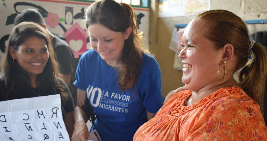 Docentes comparten con personal de la OIM recursos educativos para hablar de migración en sus comunidades (fotografía de archivo).