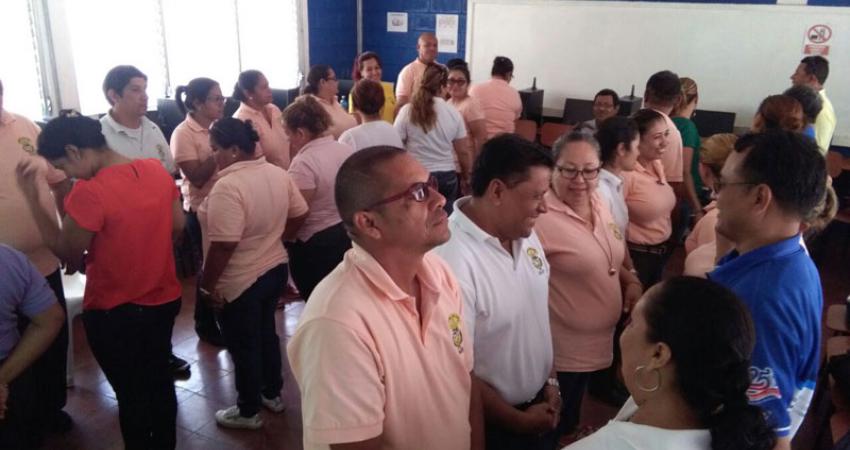 La primera de las sesiones del ciclo de conferencias especializado sobre pedagogía sistémica para la comprensión de la violencia, que lleva por nombre “¿Por qué le pasa lo que le pasa?”, se realizó con 28 docentes y 5 directores de primaria del Instituto Azarías H. Pallais de Corinto.