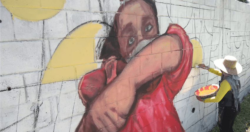 Persona con sombrero colorea mural en Tapachula
