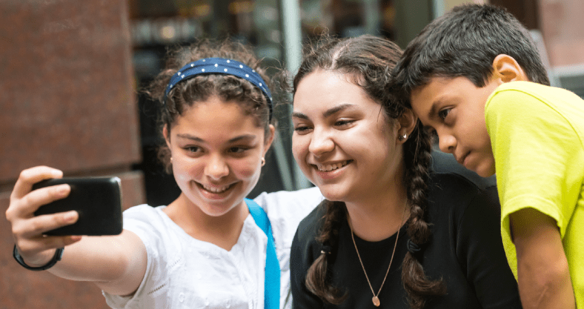 Adolescentes toman un selfie