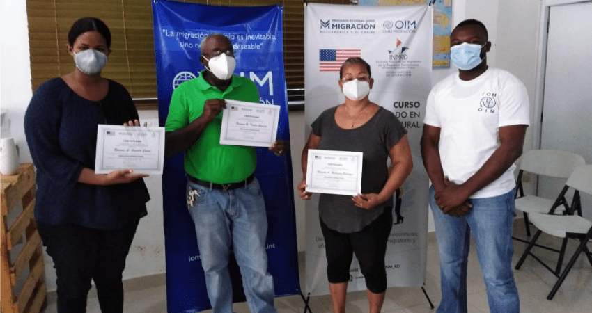 Participantes reciben su certificado del diplomado