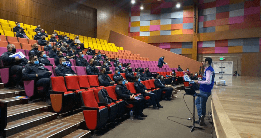 Auditorium. Municipal police officers receives lecture from IOM staffer.