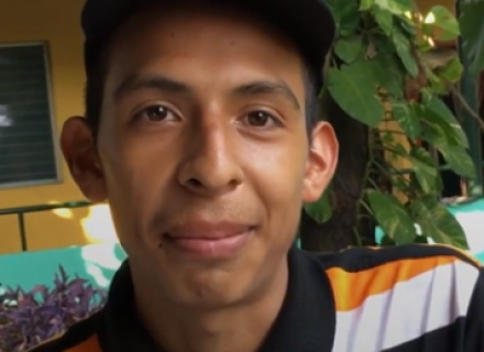 Close up portrait of Dennis, a Salvadoran migrant in transit