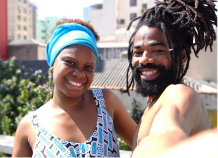 imagen ilustrativa de hombre y mujer jóvenes, de origen caribeño. 