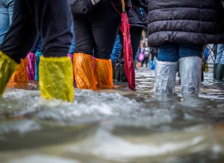 Pies cubiertos por bolsas plásticas durante crisis de inundación