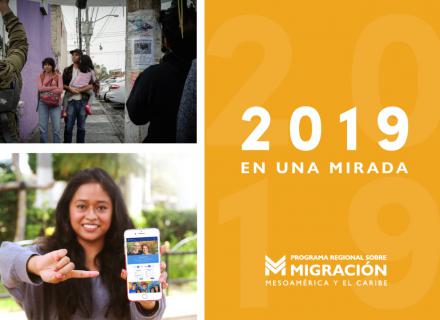Fotografía de una persona impartiendo un taller y una mujer mostrando su teléfono con la aplicación MigApp en pantalla.